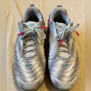 Men’s Nike Air Max 720 Pride Size 10.5